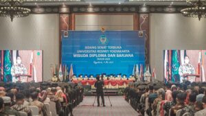 Sidang Senat Terbuka Wisuda Diploma dan Sarjana Universitas Respati 2023 - Sewa LED Videotron - Harga Sewa LED Videotron Murah